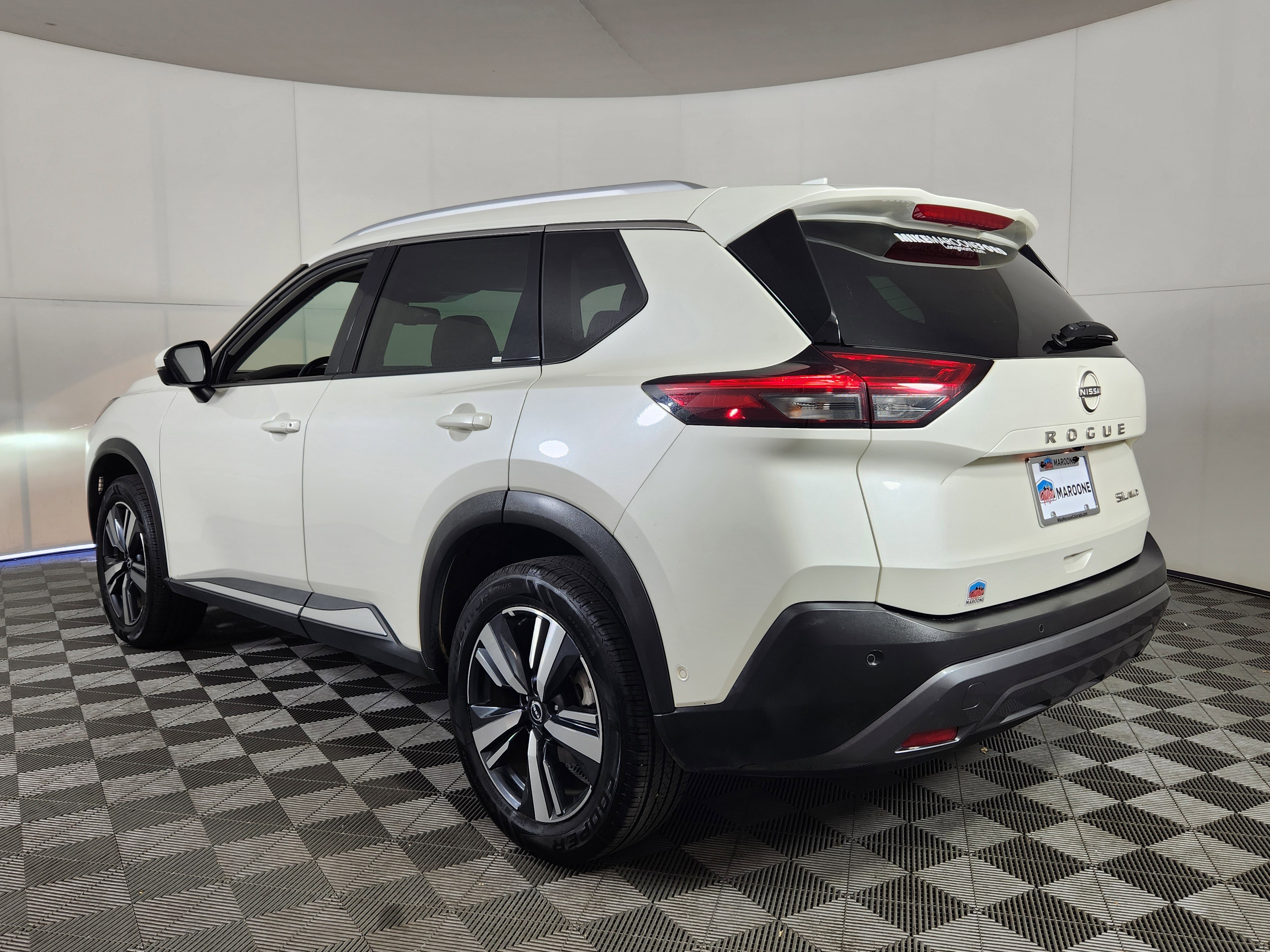 Used 2023 Nissan Rogue SL w/ SL Premium Package image 5