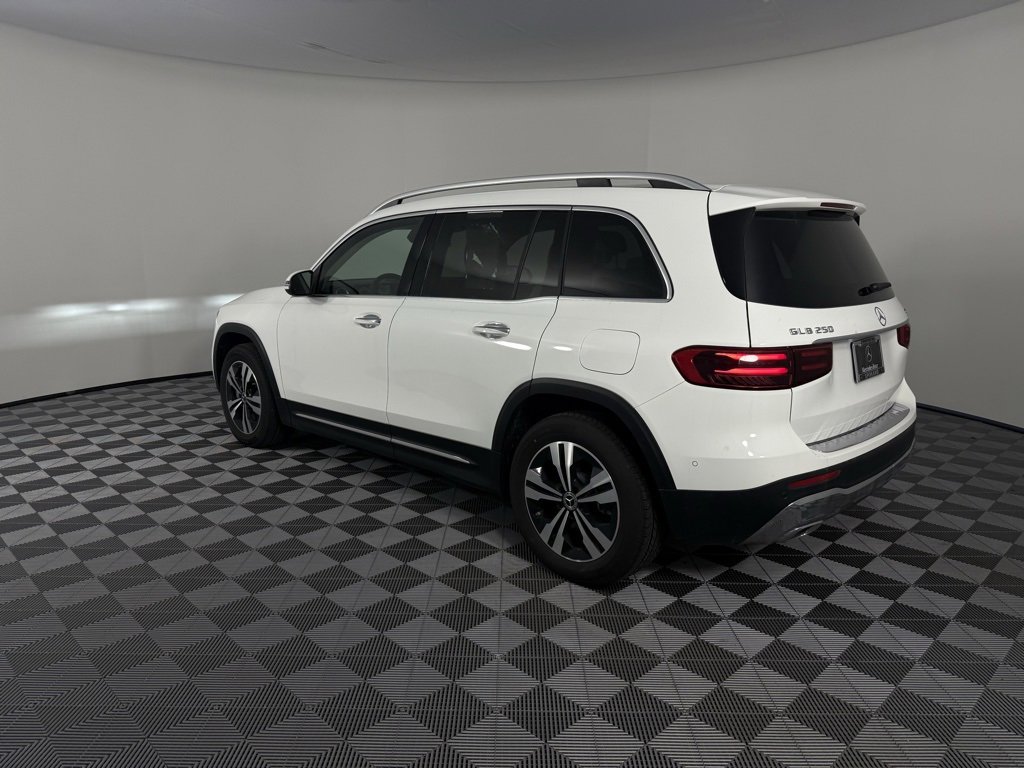 Used 2025 Mercedes-Benz GLB 250 4MATIC image 5