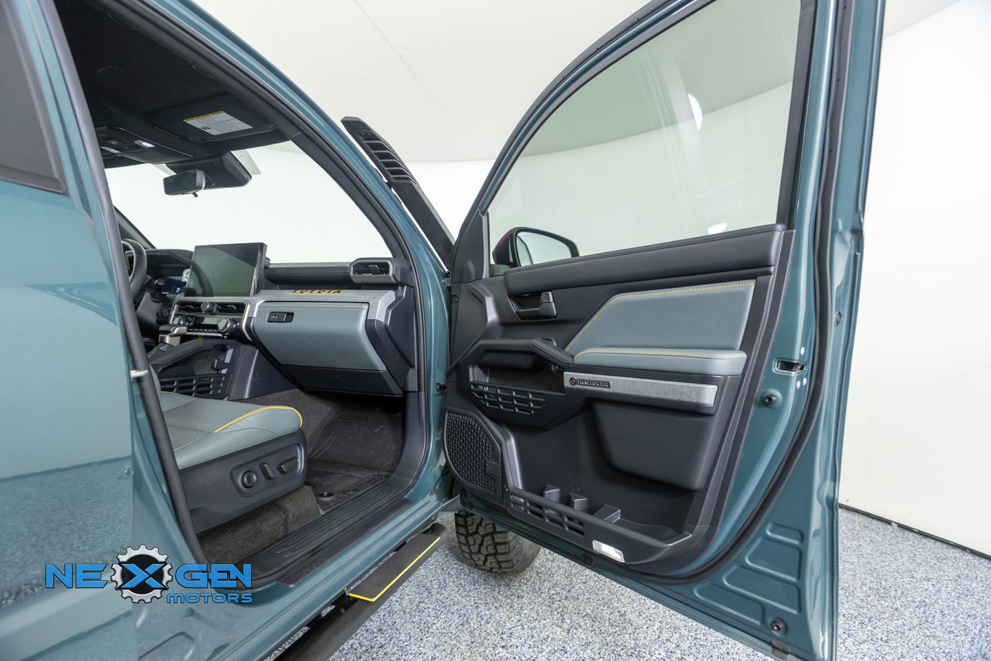 Used 2025 Toyota 4Runner Trailhunter image 35