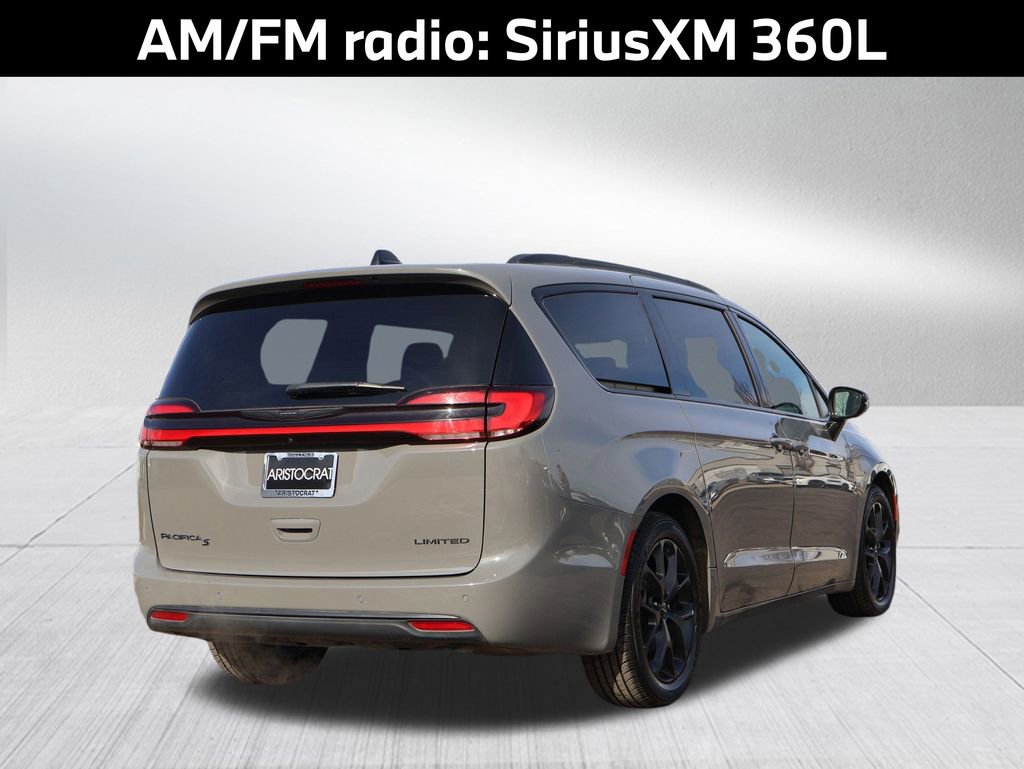 Used 2025 Chrysler Pacifica Limited image 8