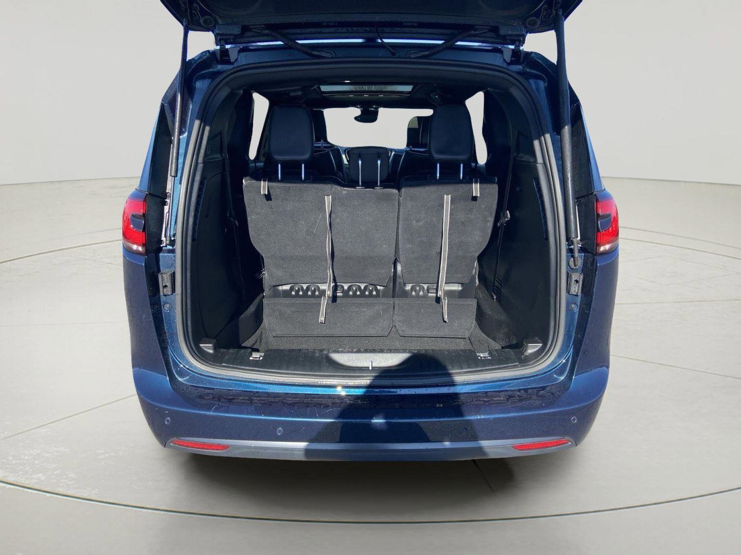 Used 2025 Chrysler Pacifica Limited image 33