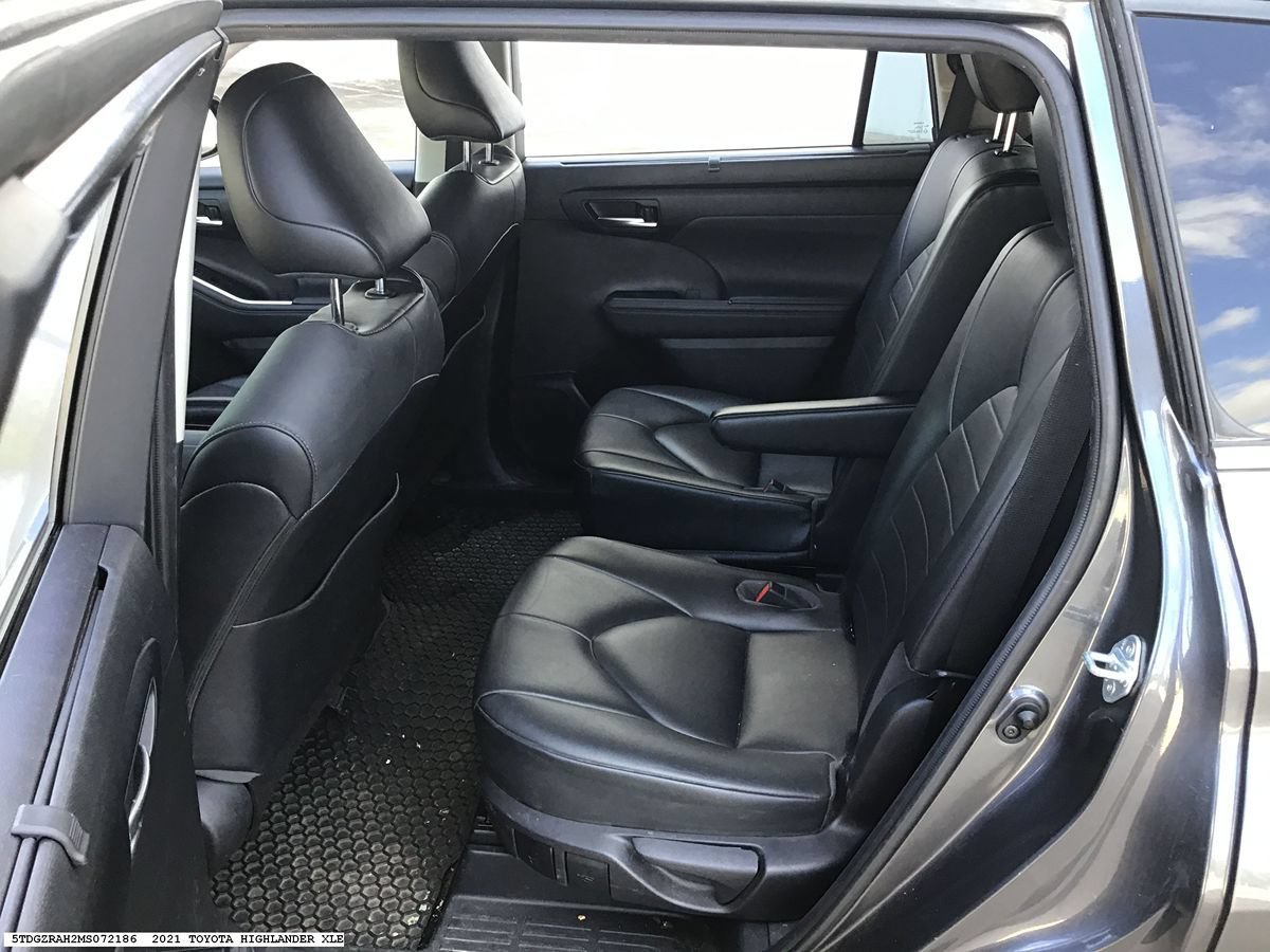 Used 2021 Toyota Highlander XLE FWD image 9