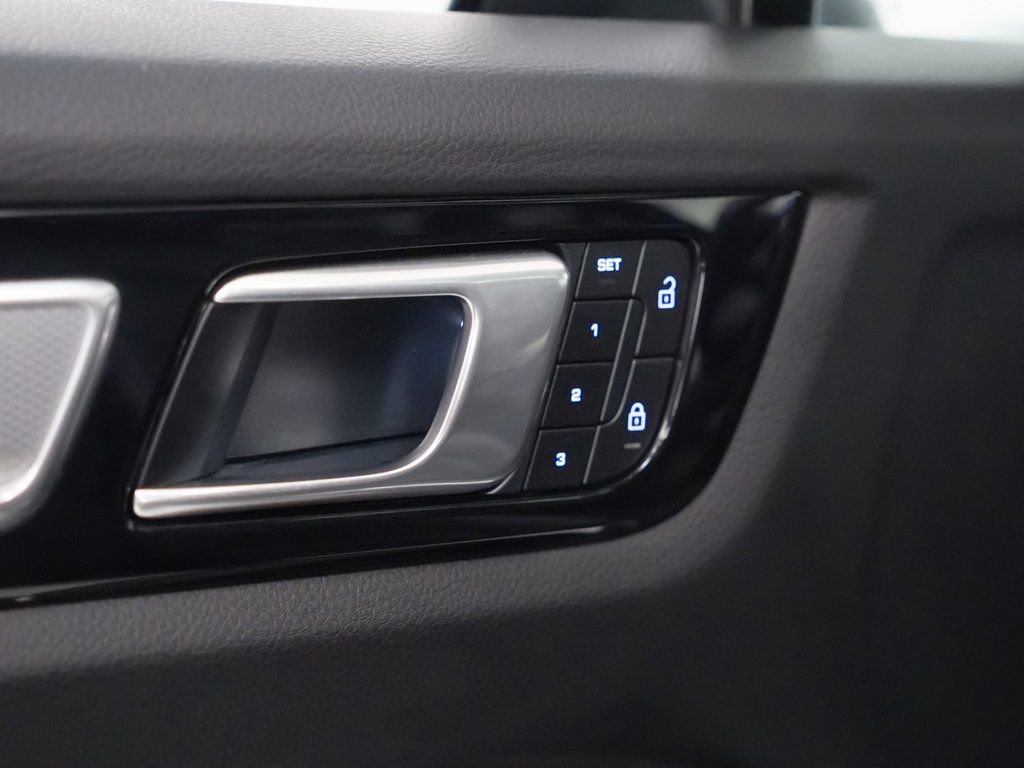 Certified 2023 Porsche Cayenne Platinum Edition image 22