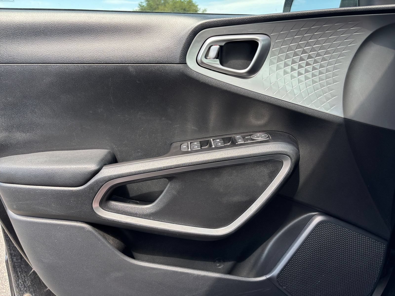 Used 2025 Kia Soul LX w/ LX Technology Package FWD image 18