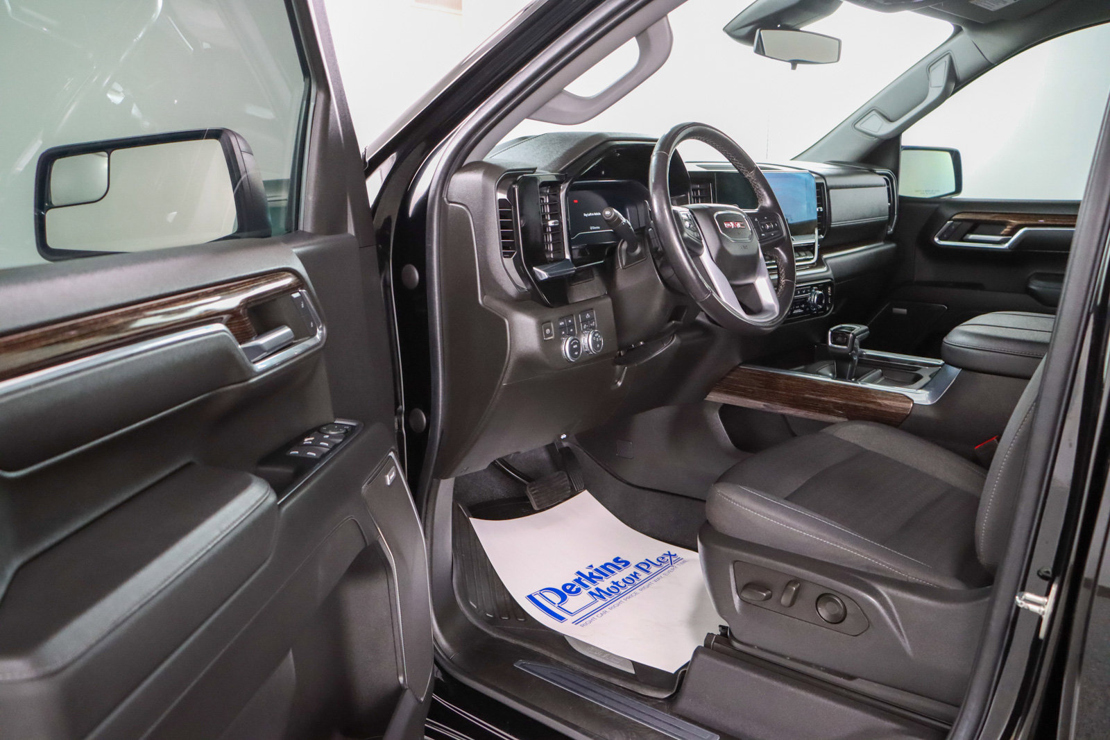 Used 2023 GMC Sierra 1500 Elevation w/ Preferred Package image 4