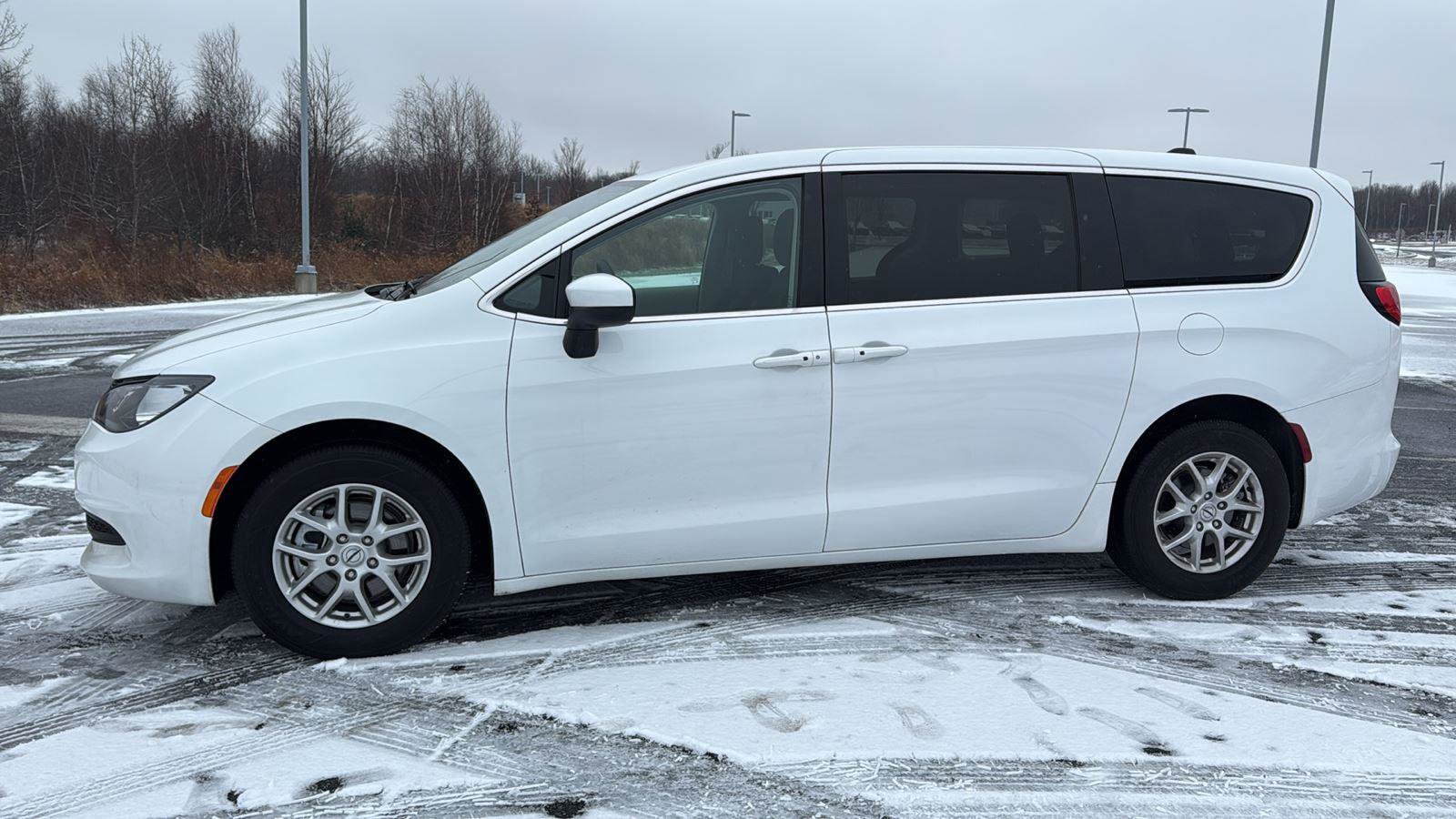 Used 2023 Chrysler Voyager LX image 12