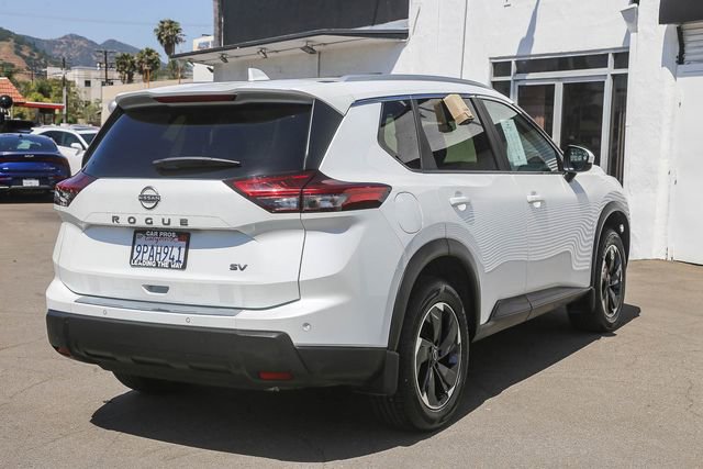 Used 2024 Nissan Rogue SV w/ SV Premium Package image 10
