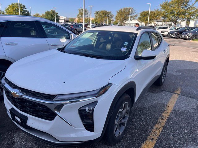 Used 2025 Chevrolet Trax LT FWD image 3