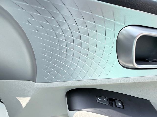 Used 2025 Kia Soul LX image 9