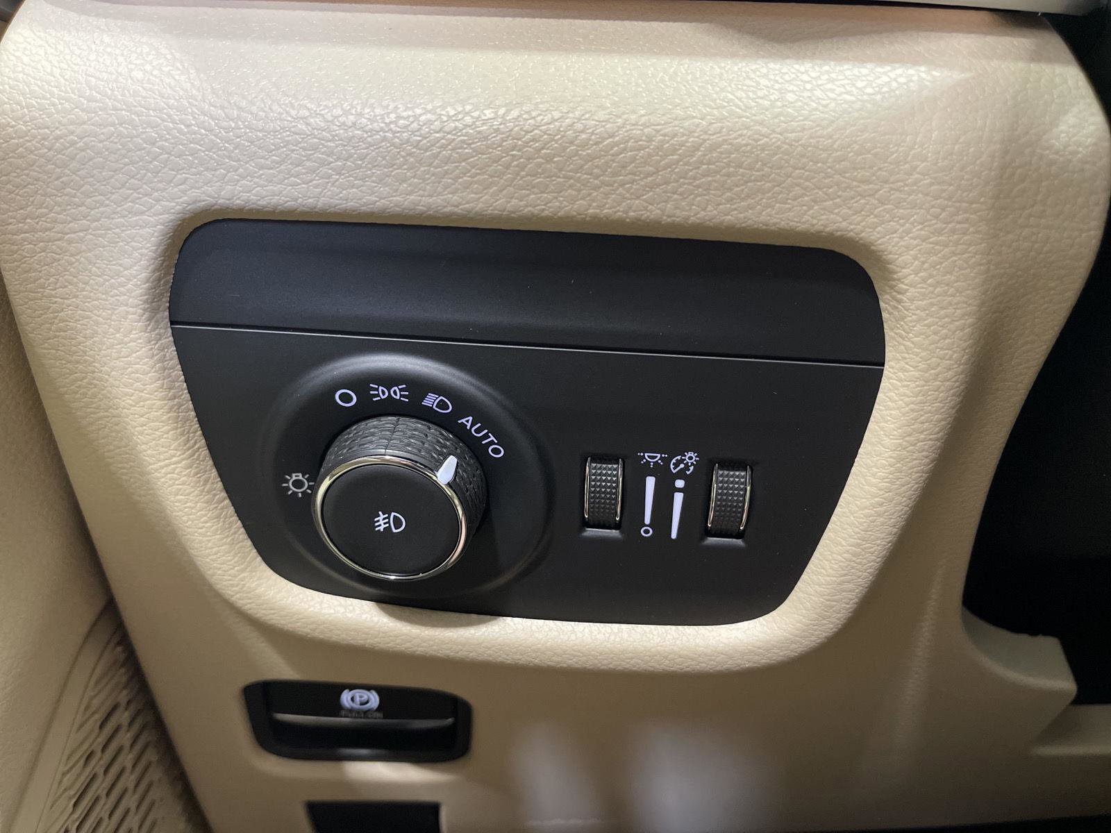 Used 2023 Jeep Grand Cherokee Limited w/ Black Appearance Package image 19