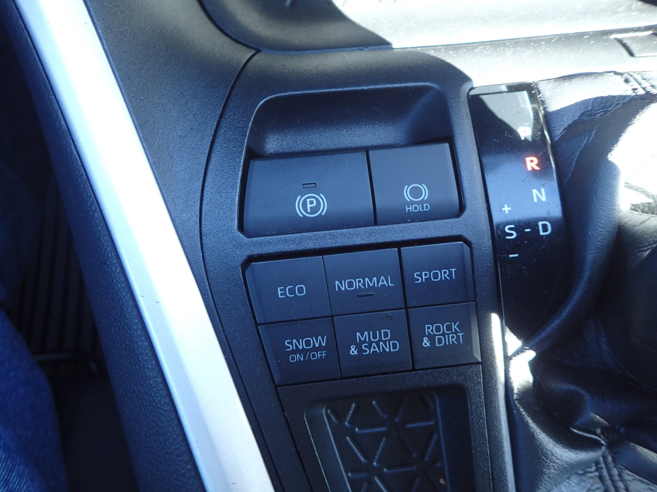 Used 2021 Toyota RAV4 LE image 20