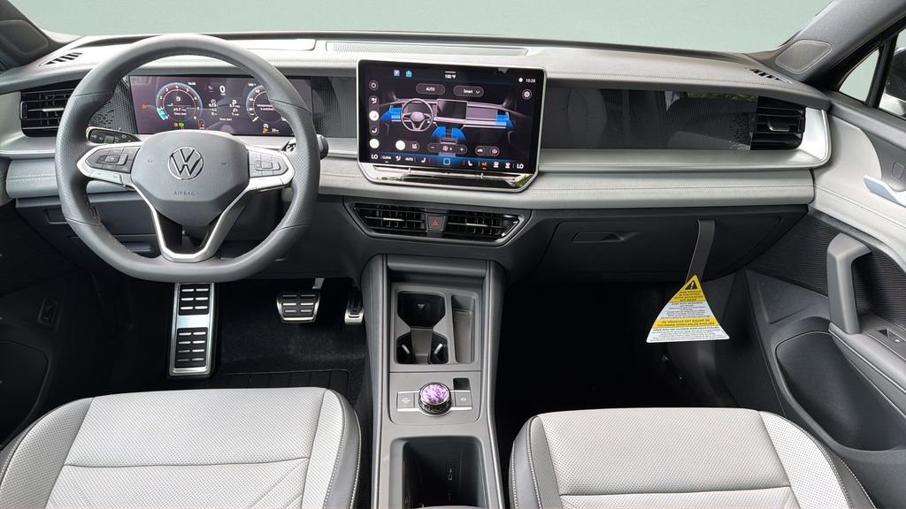 New 2026 Volkswagen Tiguan SE R-Line FWD image 9