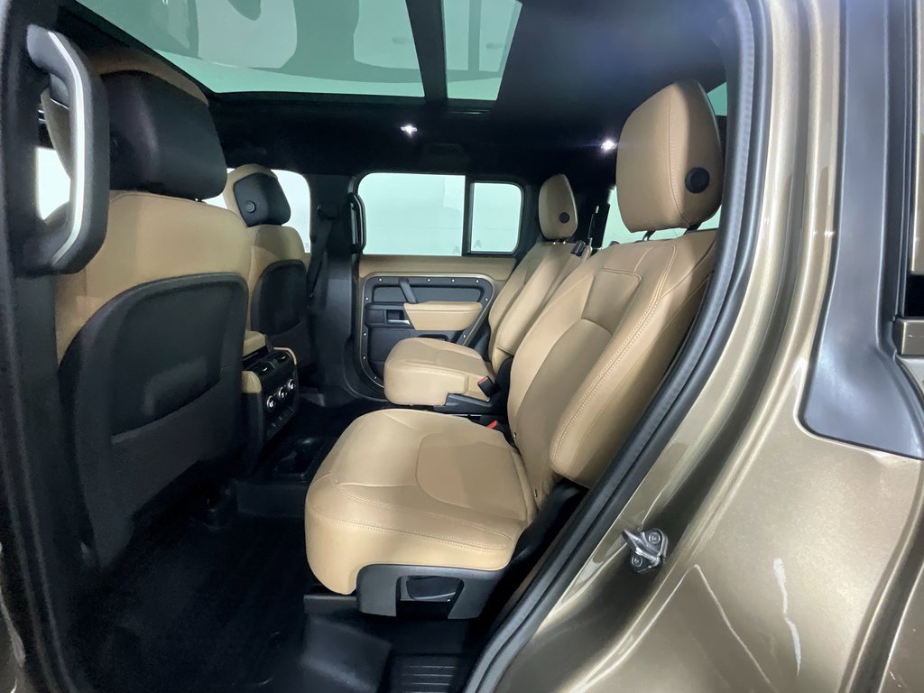 Used 2025 Land Rover Defender 130 X-Dynamic SE image 27