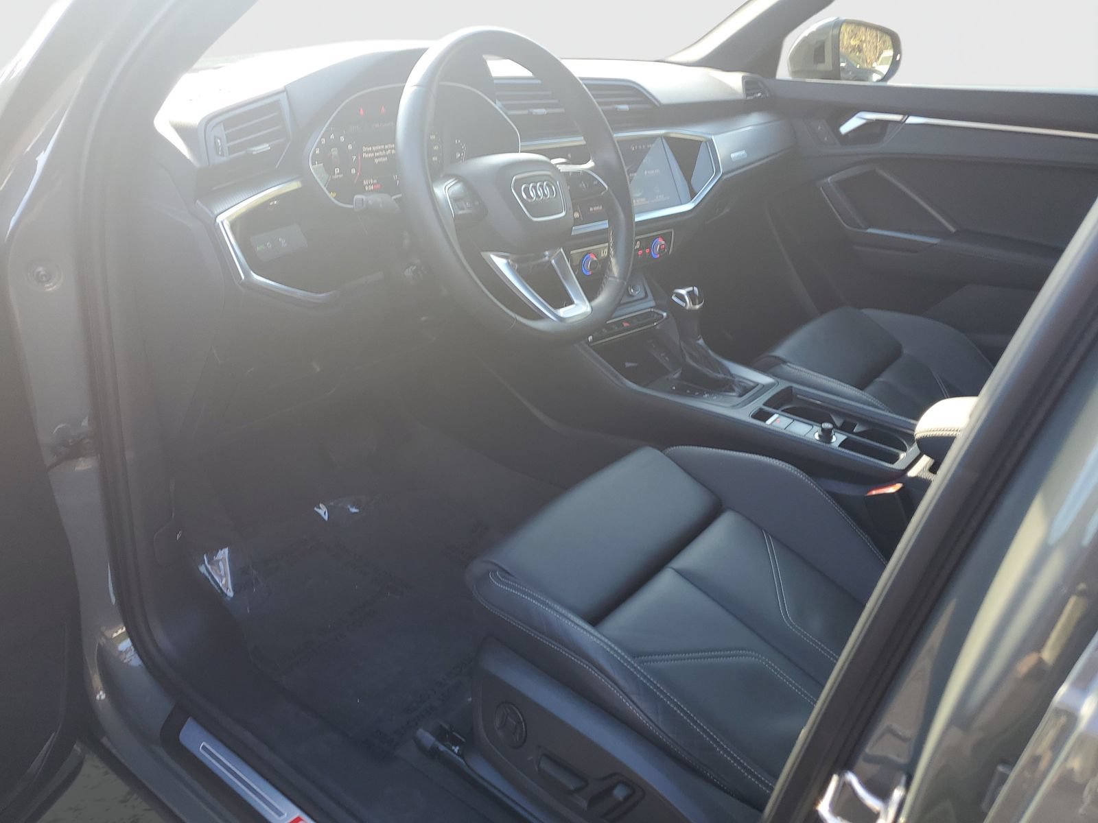 Used 2025 Audi Q3 2.0T Premium w/ Convenience Package AWD/4WD image 19