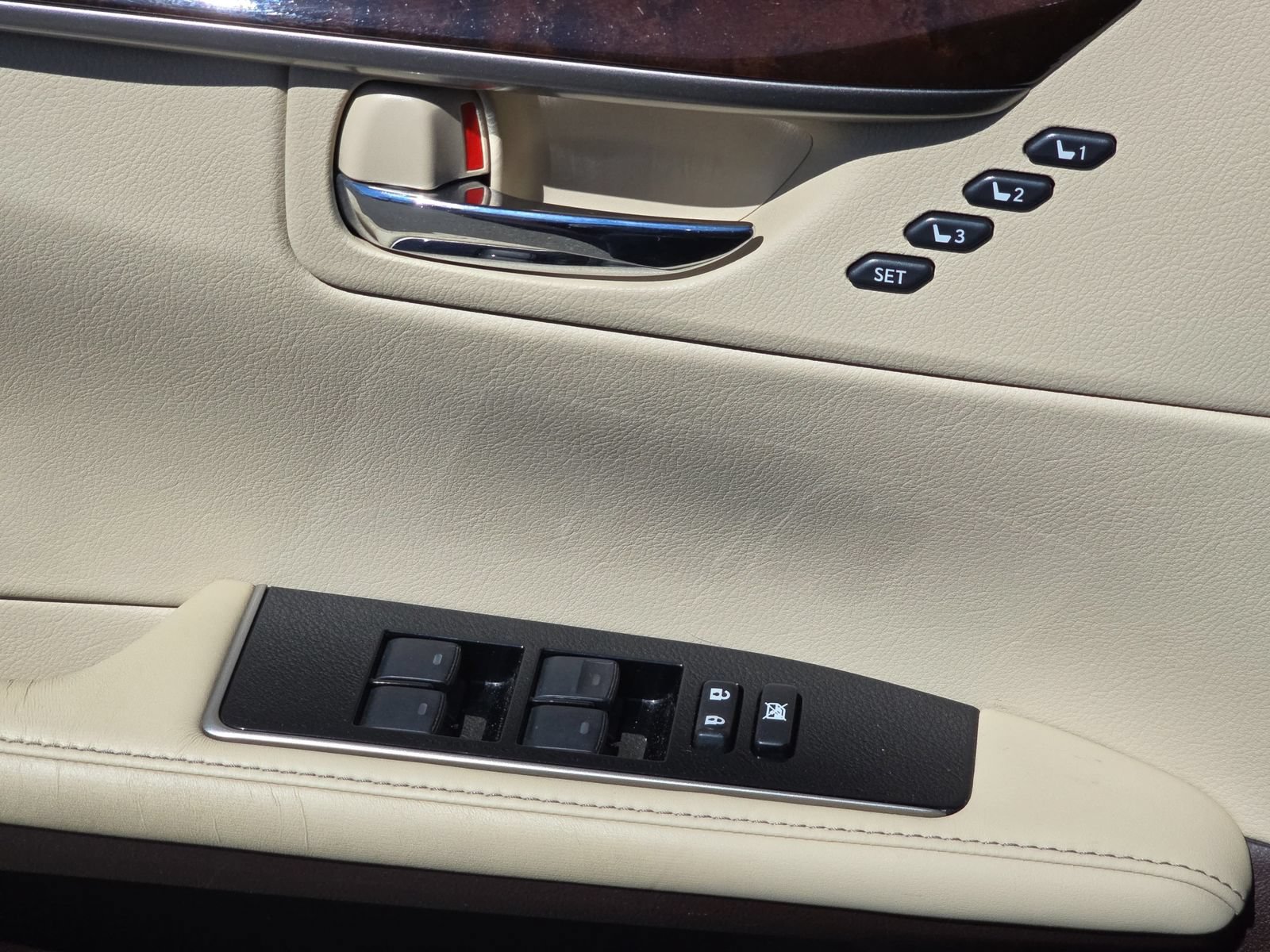 Used 2016 Lexus ES 300h w/ Luxury Package w/Wood Trim FWD image 31