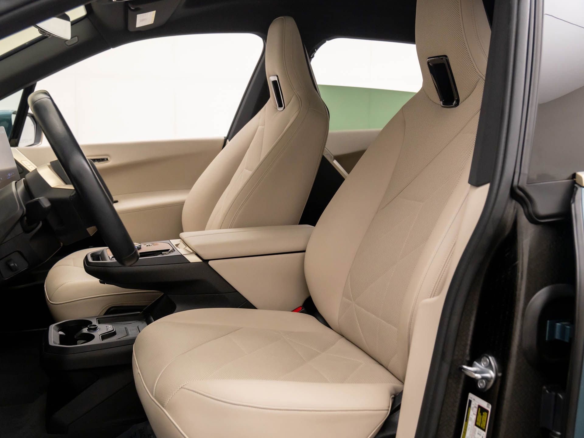 Used 2024 BMW iX xDrive50 w/ Premium Package image 12