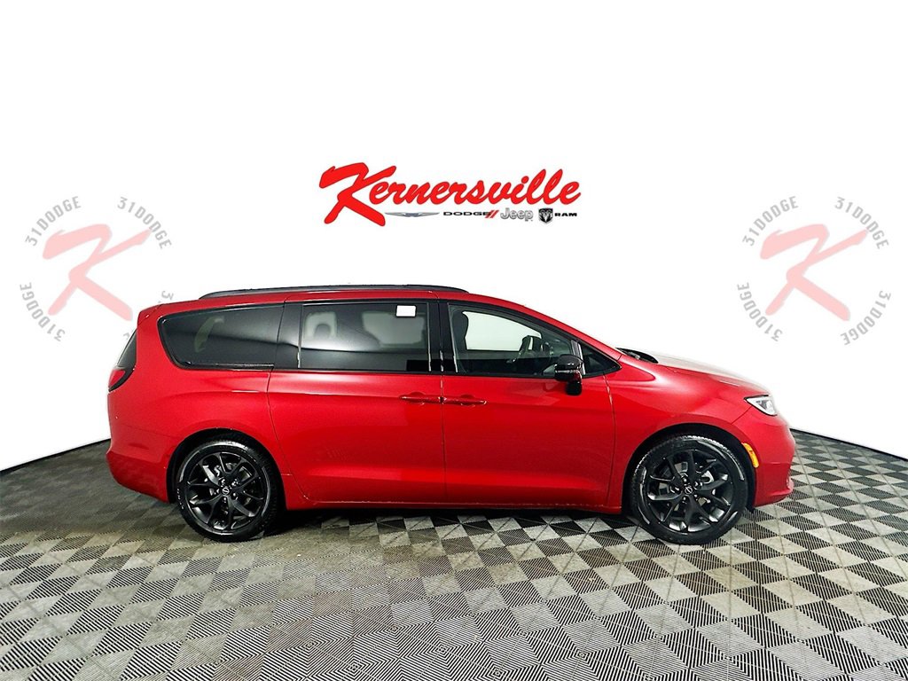 New 2026 Chrysler Pacifica Limited image 8