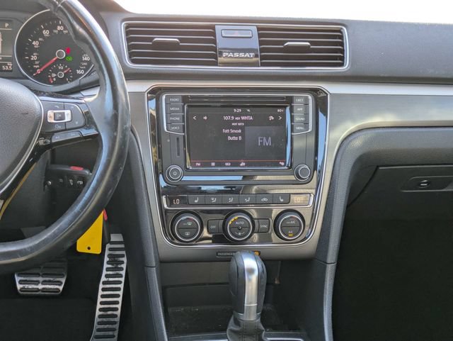 Used 2018 Volkswagen Passat 2.0T R-Line FWD image 18