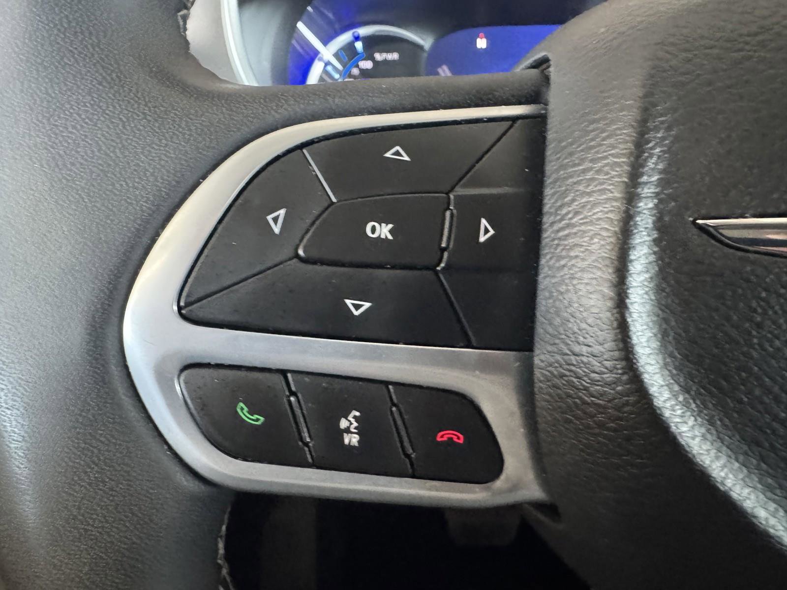 Used 2023 Chrysler Pacifica Touring-L image 18