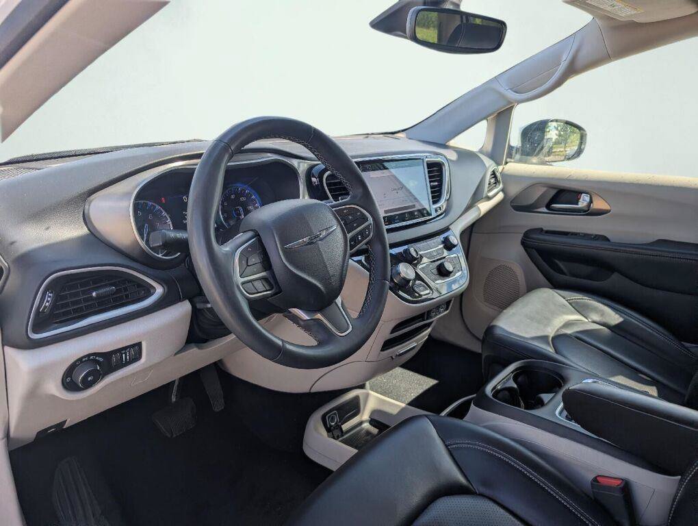Used 2023 Chrysler Pacifica Touring-L FWD image 28