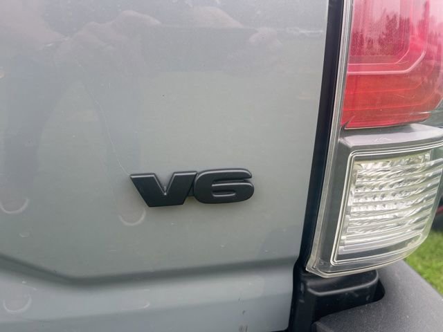 Used 2020 Toyota Tacoma TRD Sport w/ TRD Premium Sport Package AWD/4WD image 9