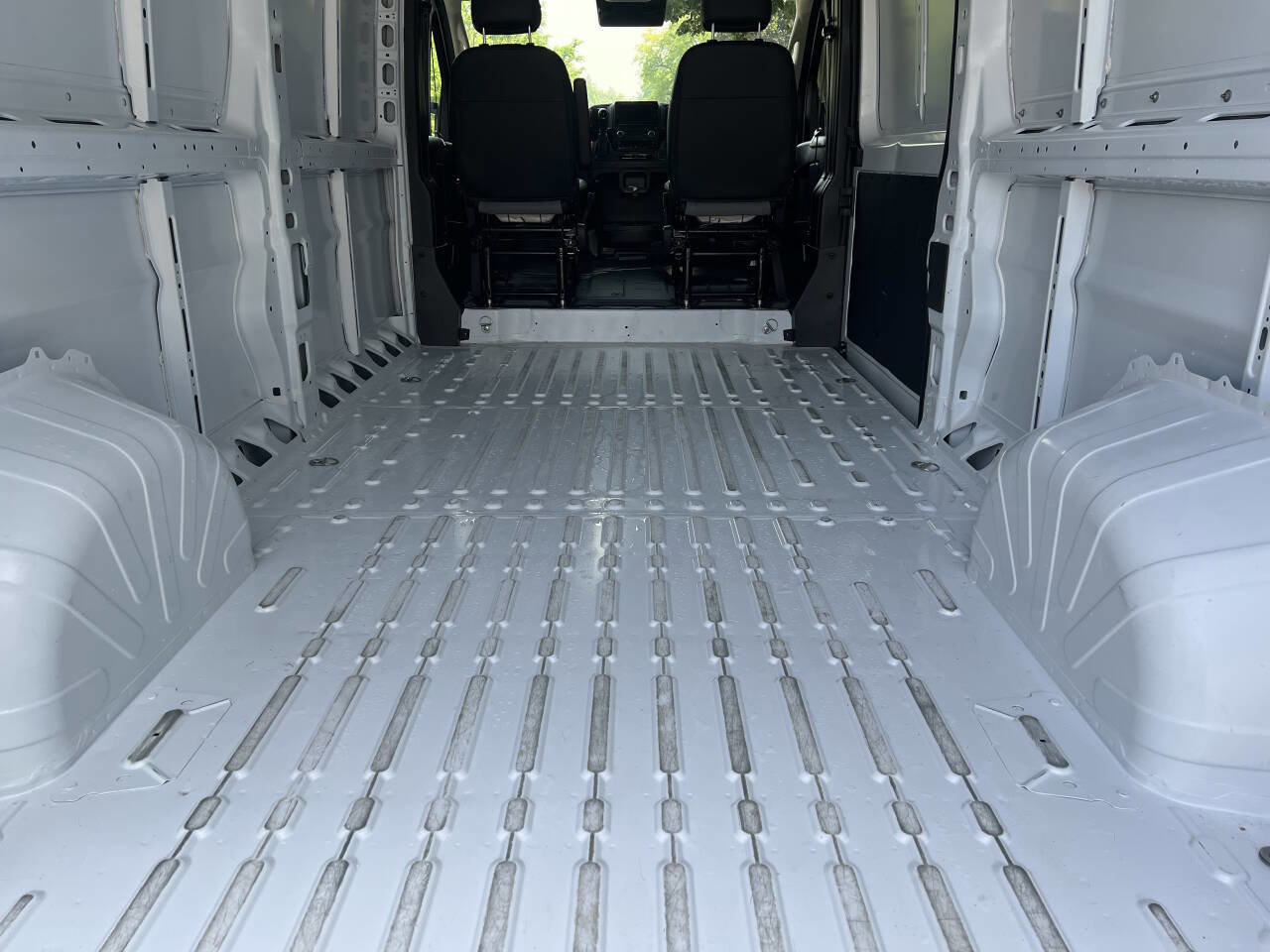 Used 2025 RAM ProMaster 2500 w/ Convenience Group image 9