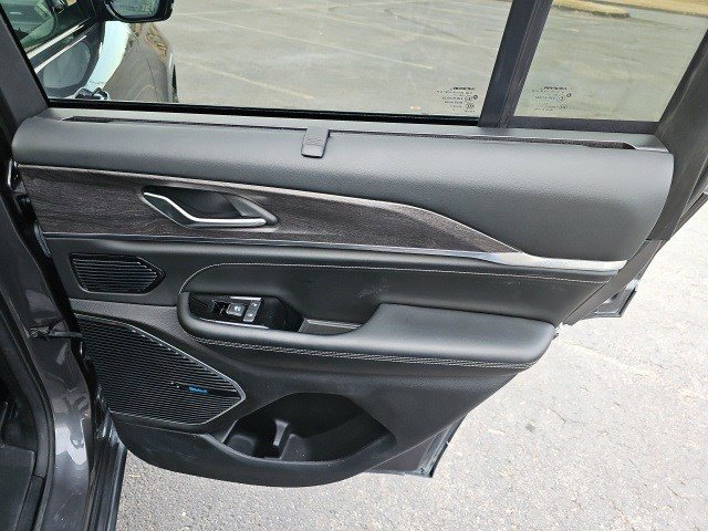 Used 2023 Jeep Grand Cherokee Overland w/ Luxury Tech Group IV image 17