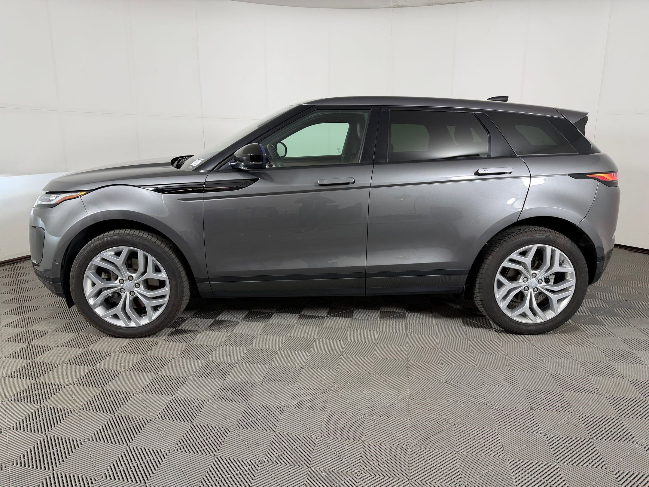 Used 2020 Land Rover Range Rover Evoque SE AWD/4WD image 2