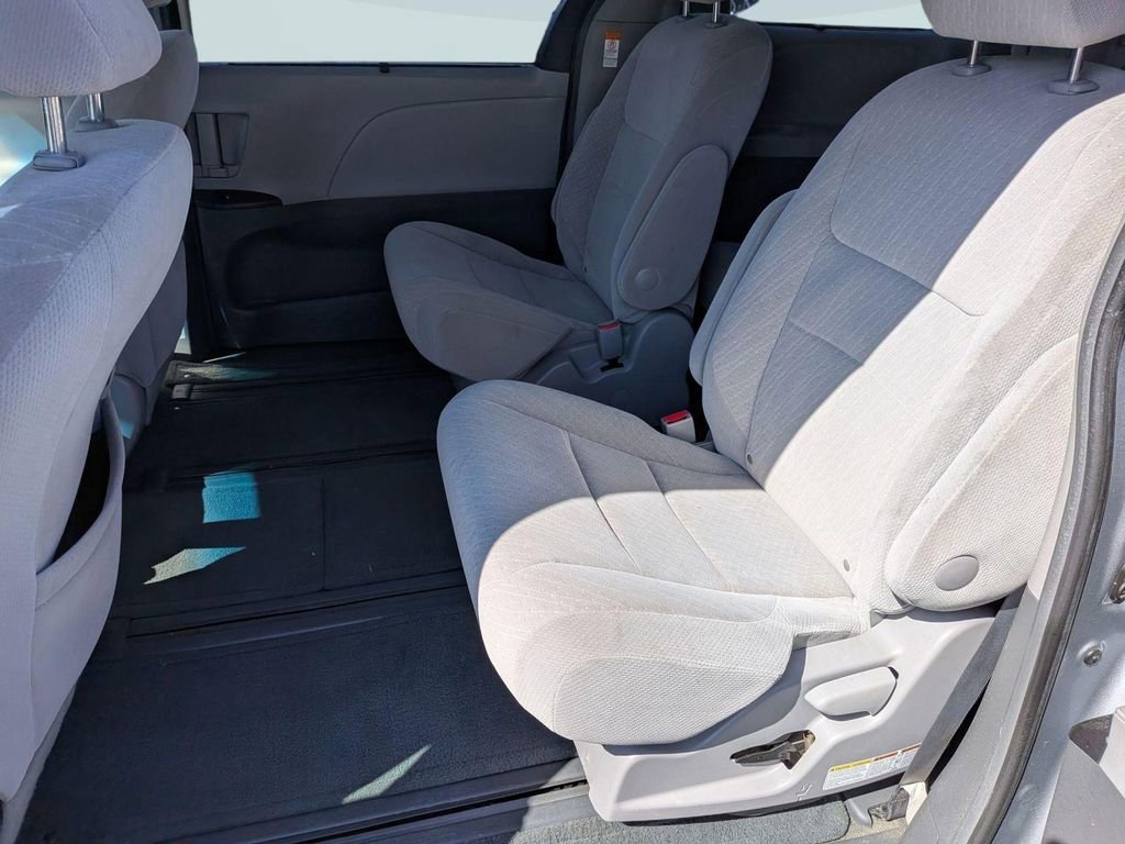 Used 2017 Toyota Sienna LE AWD/4WD image 21