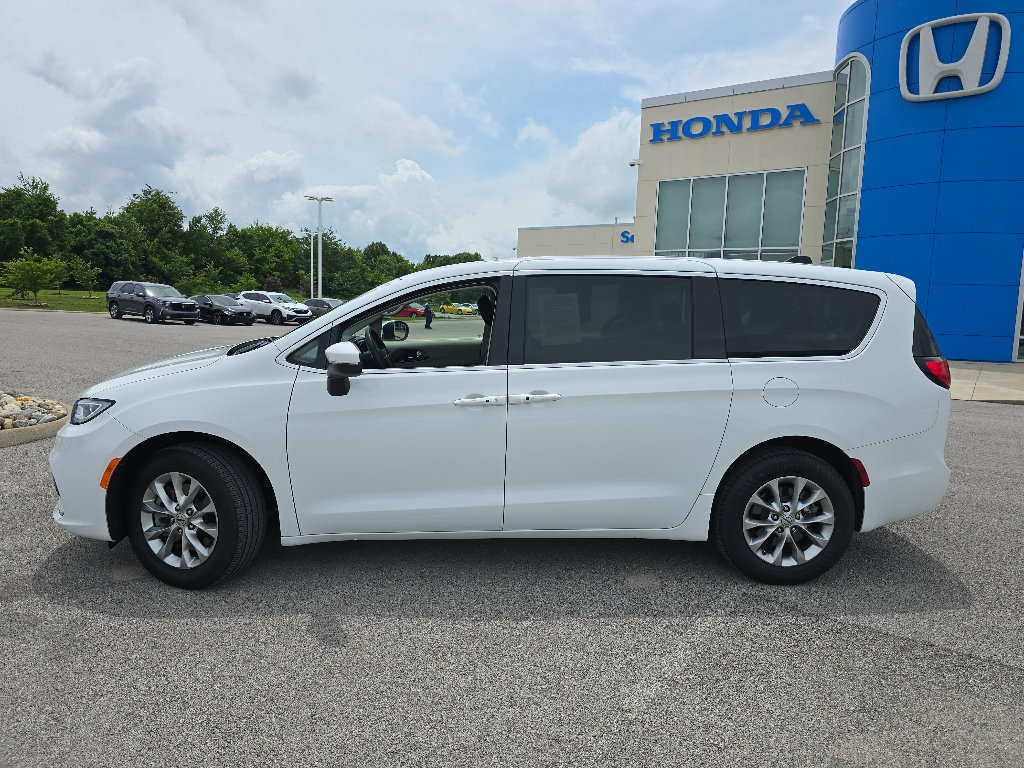 Used 2023 Chrysler Pacifica Touring-L AWD/4WD image 11