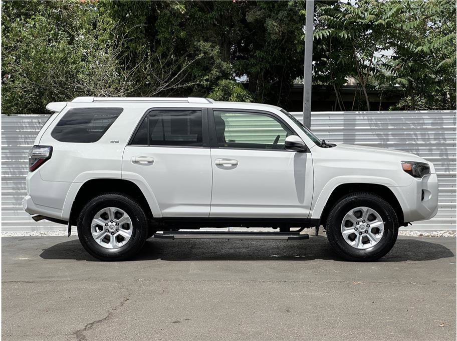 Used 2018 Toyota 4Runner SR5 AWD/4WD image 9