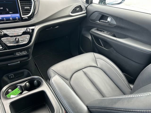 Used 2025 Chrysler Pacifica Select FWD image 15