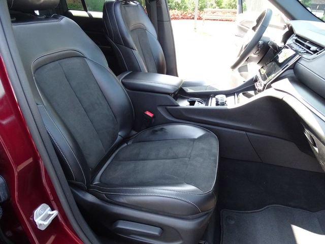 Used 2025 Jeep Grand Cherokee Altitude AWD/4WD image 15
