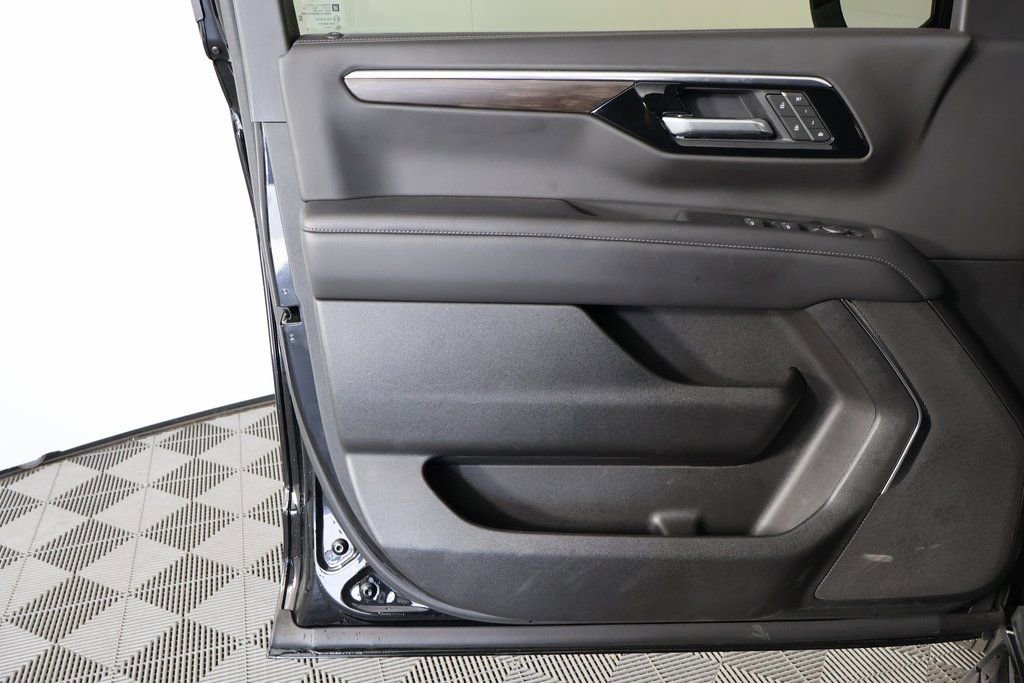 Used 2025 Chevrolet Suburban LT RWD image 11