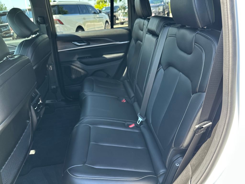 Used 2025 Jeep Grand Cherokee Limited AWD/4WD image 33