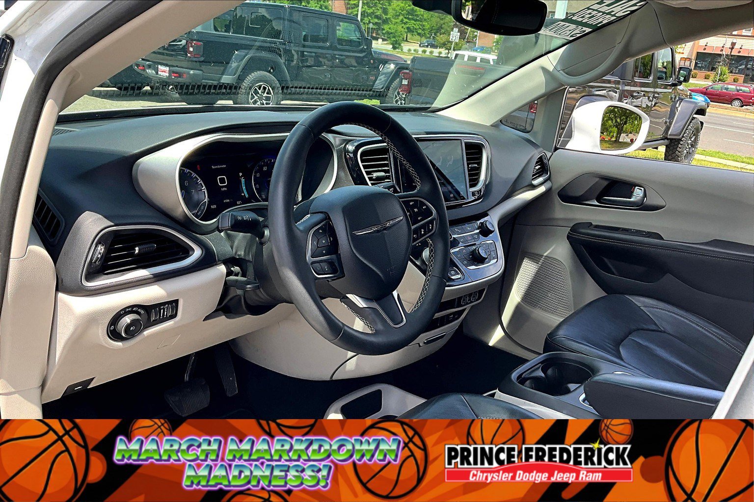 Used 2022 Chrysler Pacifica Touring-L image 11