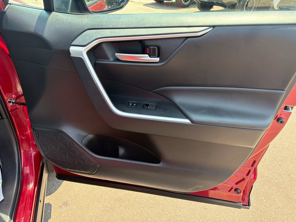 Used 2025 Toyota RAV4 XLE AWD/4WD image 9
