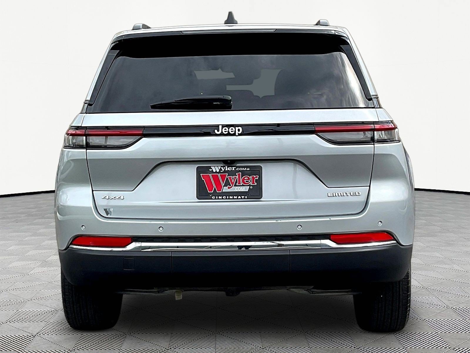 Used 2025 Jeep Grand Cherokee Limited AWD/4WD image 5
