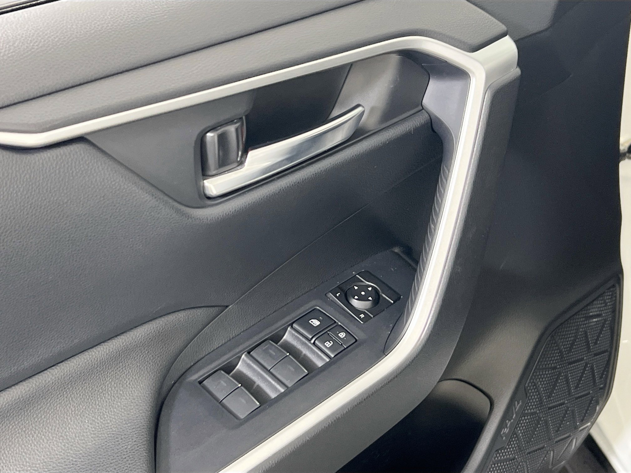 Used 2023 Toyota RAV4 SE w/ Weather & Moonroof Package image 17