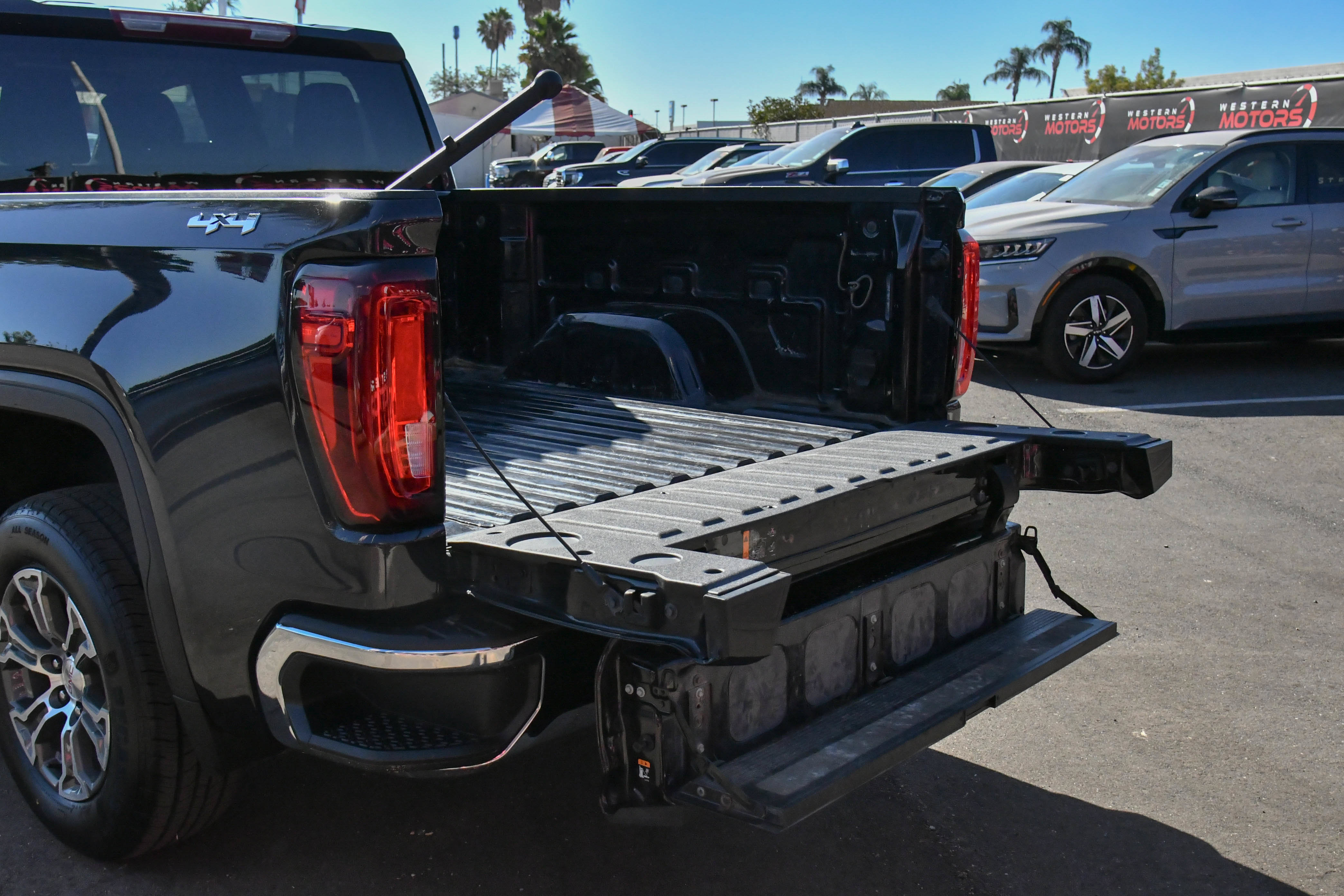 Used 2025 GMC Sierra 1500 SLT AWD/4WD image 46