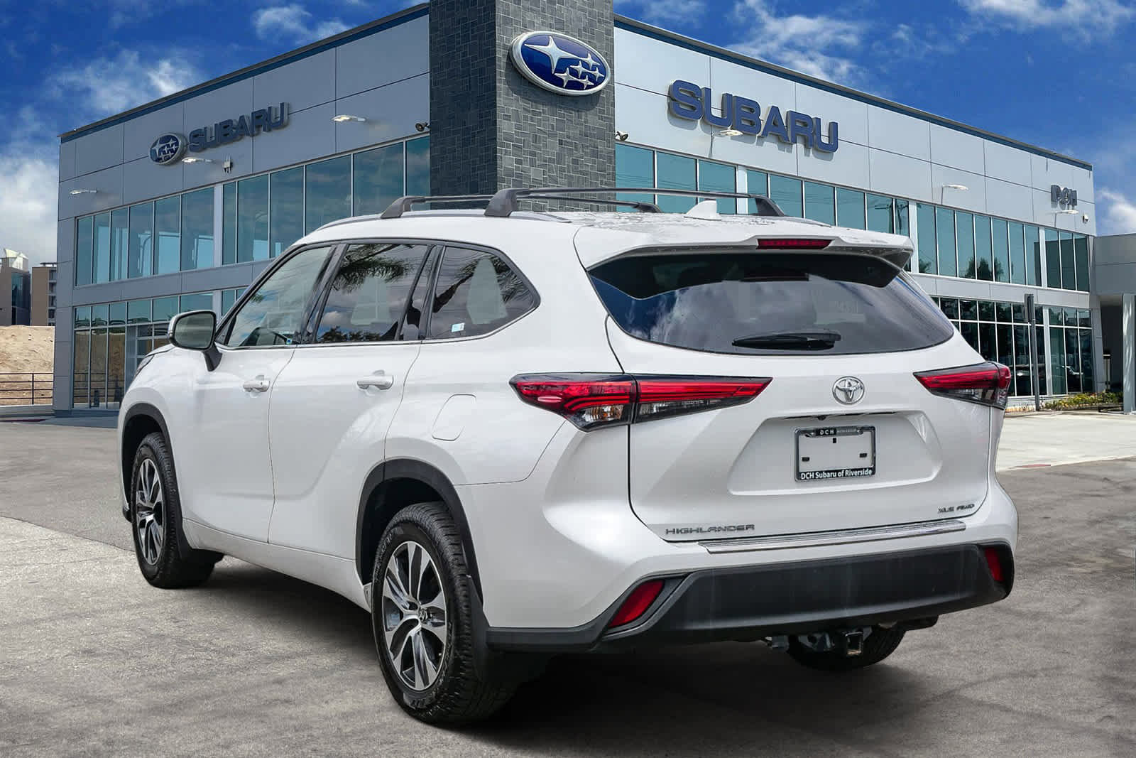 Used 2022 Toyota Highlander XLE AWD/4WD image 6