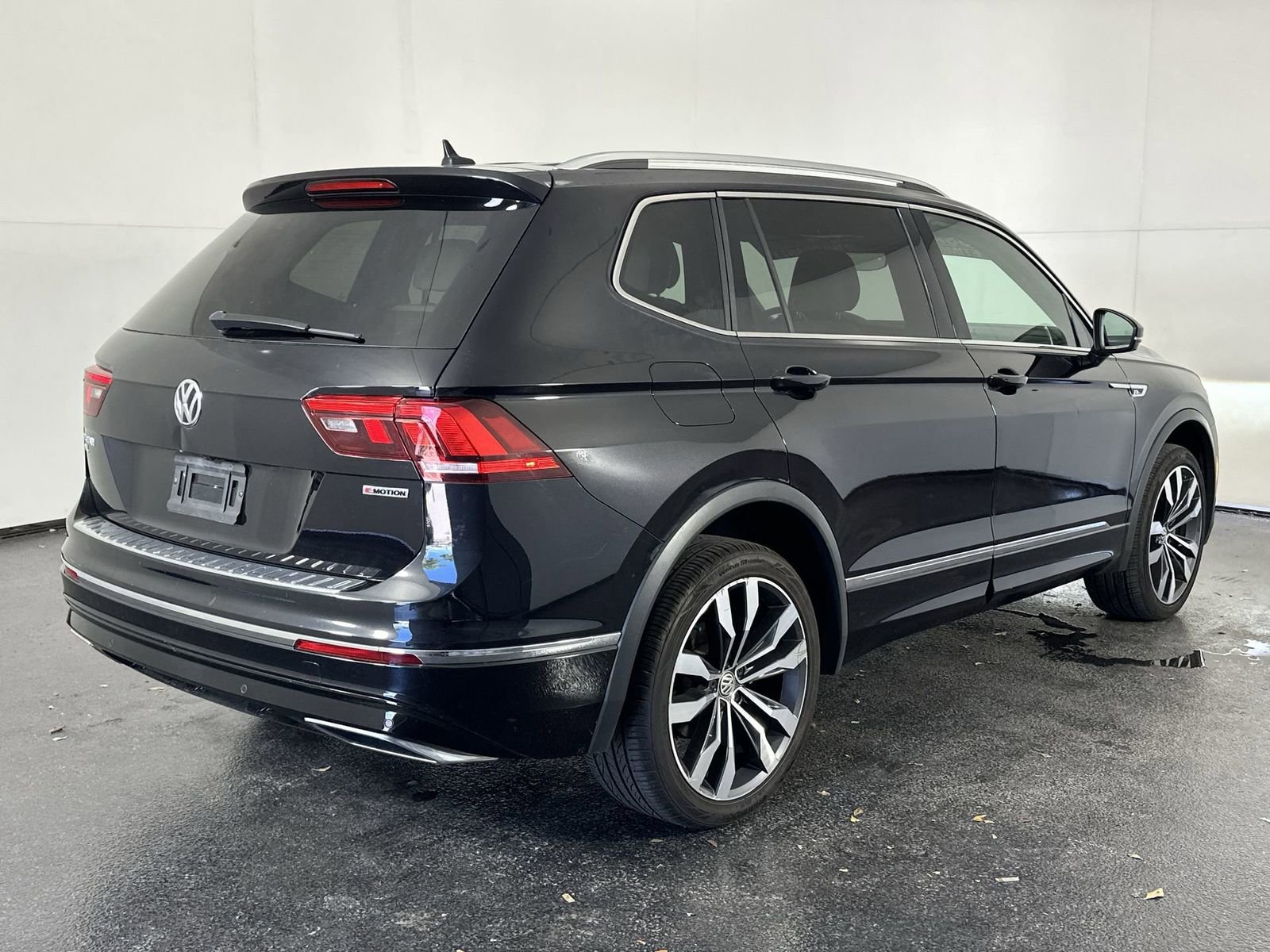 Used 2020 Volkswagen Tiguan SEL Premium R-Line image 11