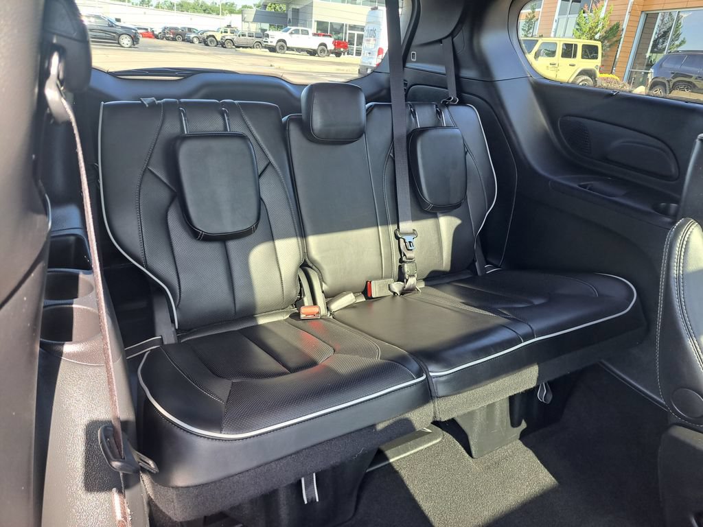 Used 2025 Chrysler Pacifica Limited FWD image 35