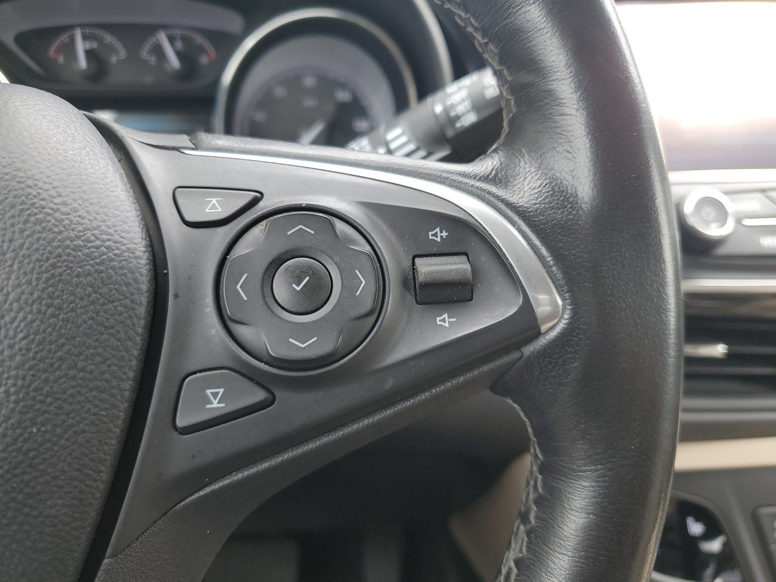 Used 2020 Buick Envision Essence w/ LPO, Cargo Package image 22