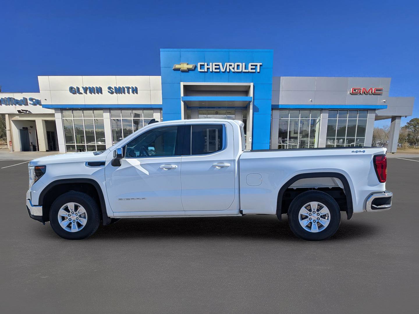 Used 2024 GMC Sierra 1500 SLE image 13