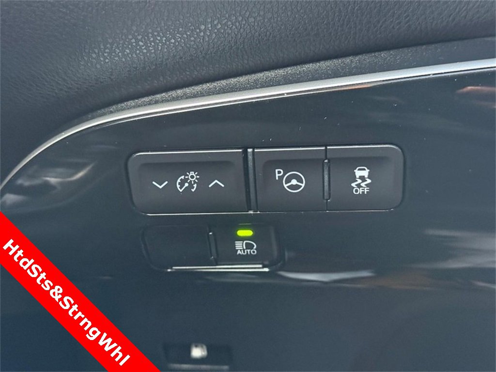 Used 2022 Toyota Prius XLE image 30