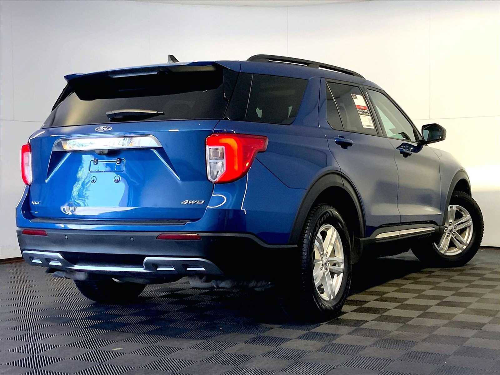 Used 2021 Ford Explorer XLT w/ Equipment Group 202A AWD/4WD image 7
