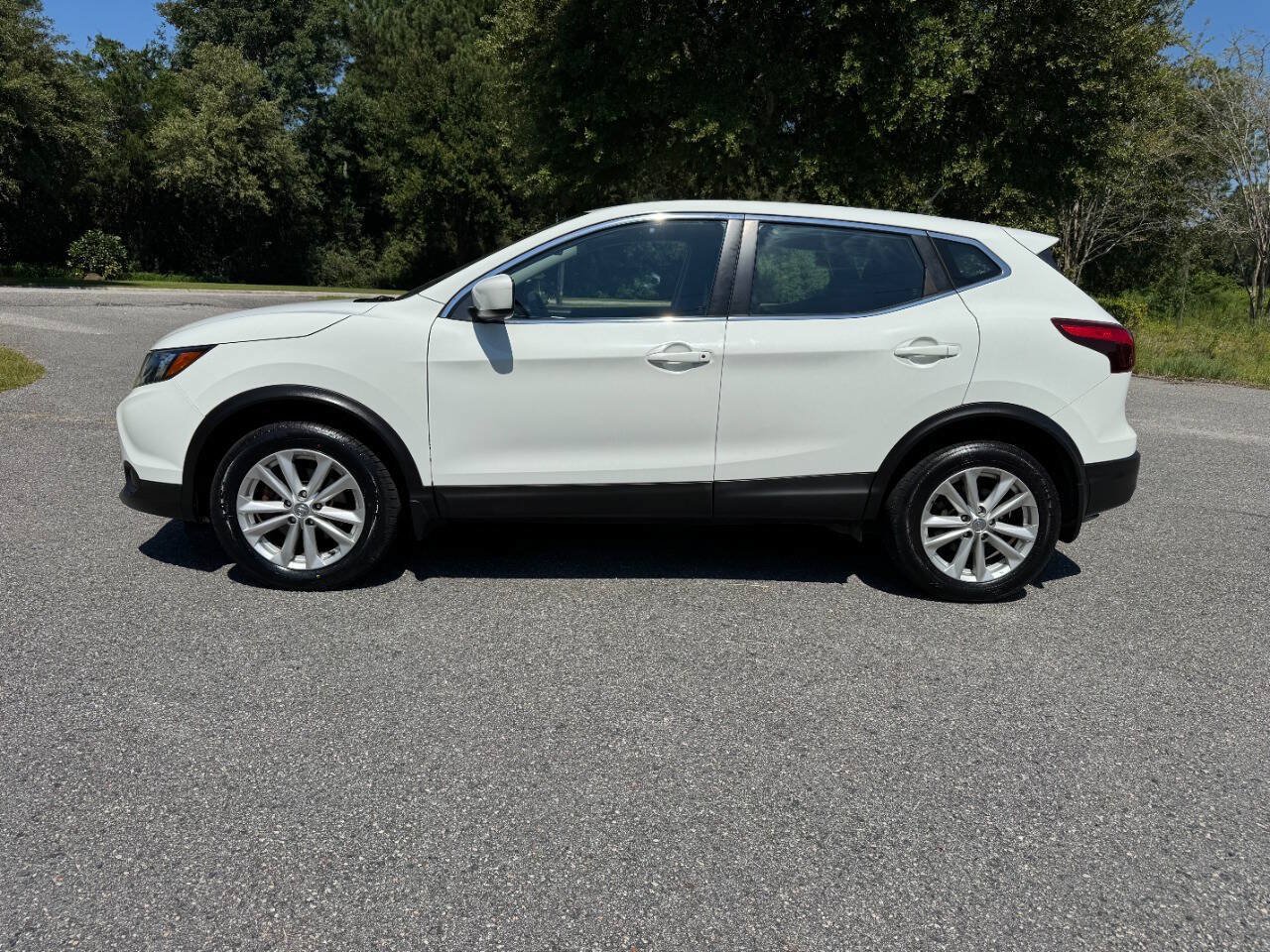 Used 2018 Nissan Rogue Sport S w/ S Appearance Package FWD image 3