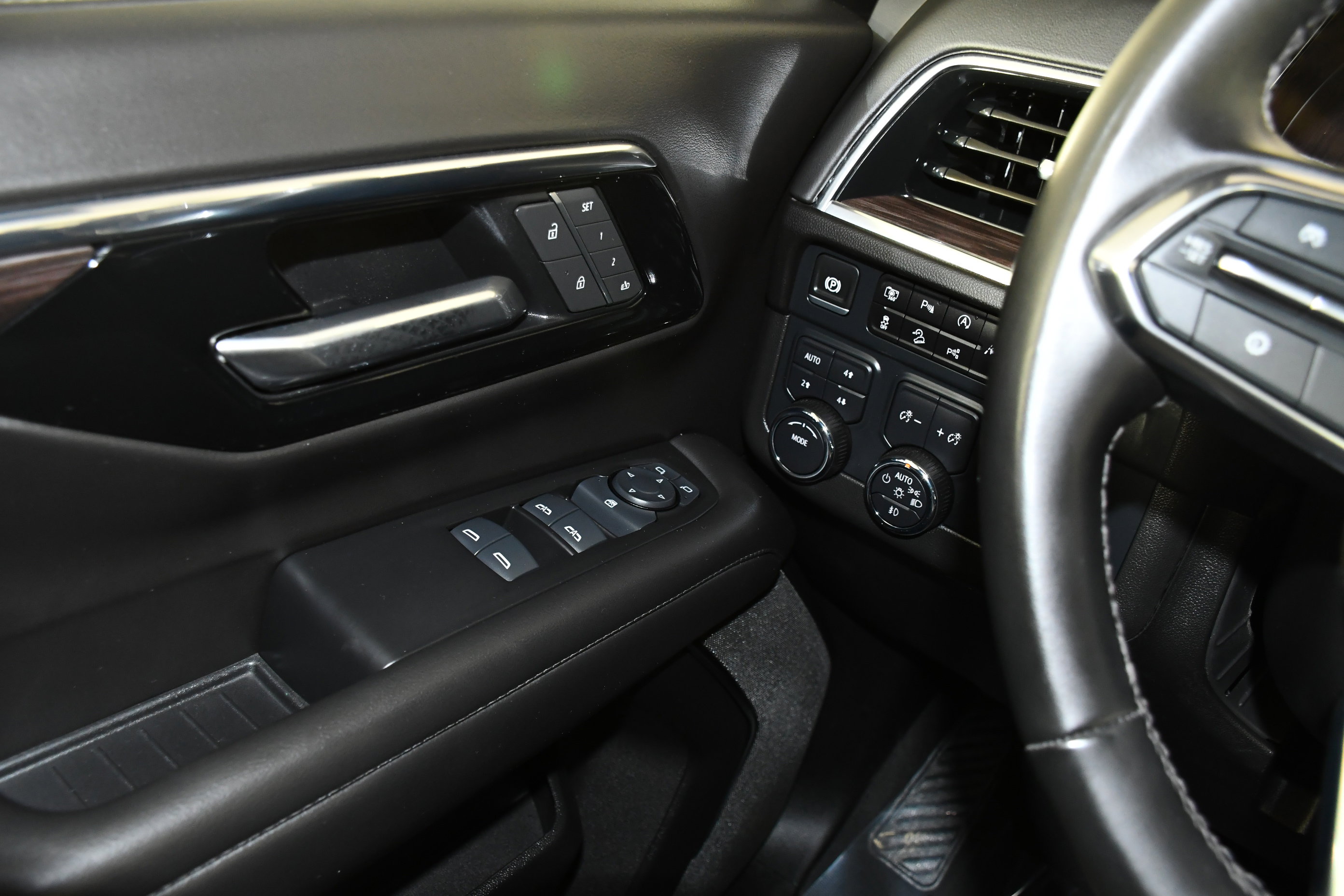 Used 2025 Chevrolet Tahoe Z71 AWD/4WD image 33