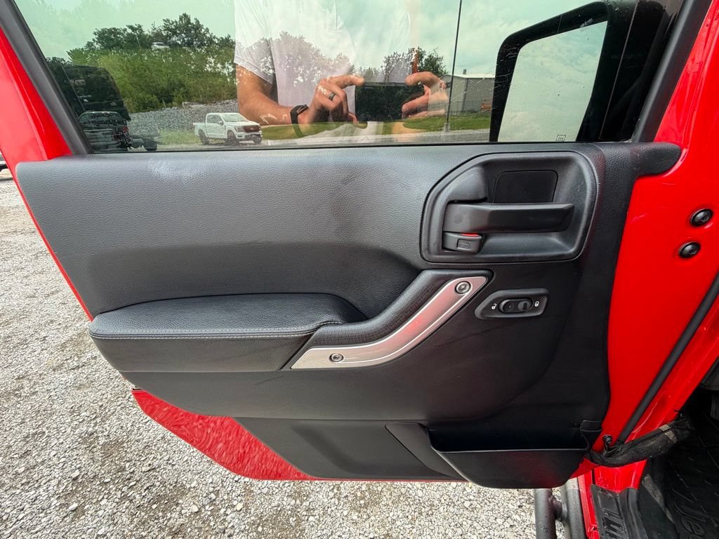Used 2016 Jeep Wrangler Unlimited Rubicon w/ Dual Top Group AWD/4WD image 4